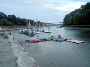 le pontons des annexes à marée basse